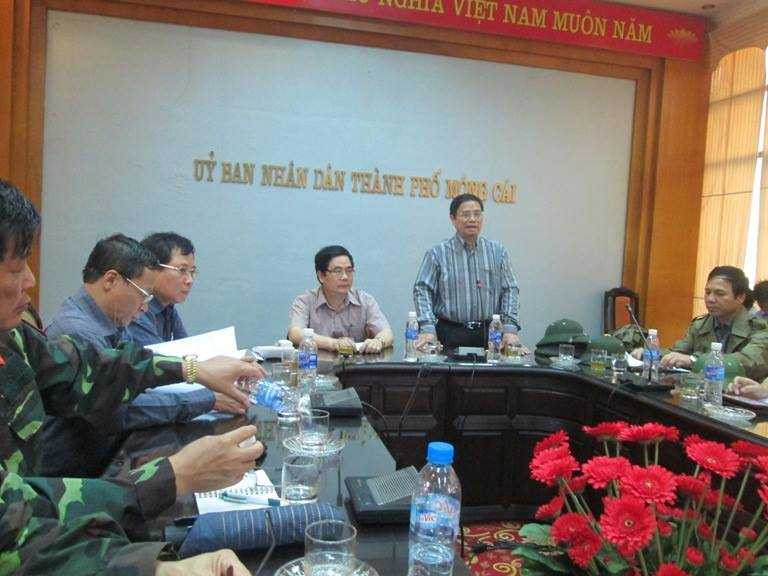 UBND TP Móng Cái họp bàn kế hoạch triển khai công tác phòng chống bão - Ảnh: Minh Quyết