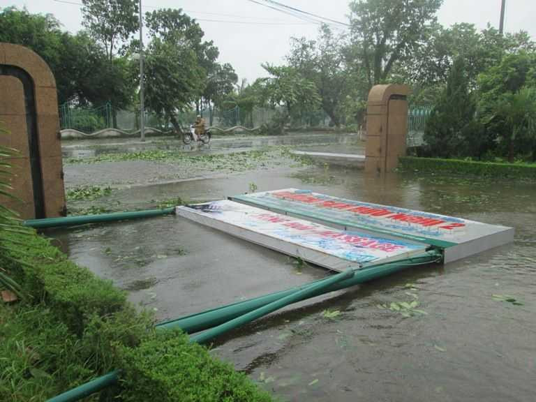 Bão Thần Sấm đánh tung mái nhà, lả tả như lá