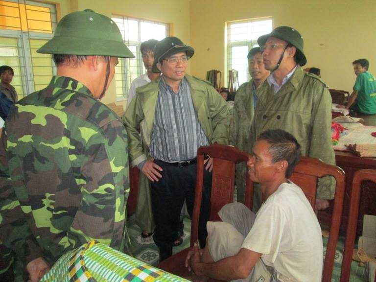 Lãnh đạo thăm hỏi bà con ở khu vực di dân tránh bão - Ảnh: Minh Quyết