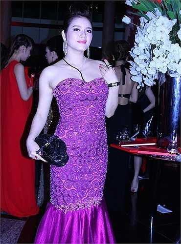 Tại 'Đêm hội chân dài' hồi tháng 5/2013, Lý Nhã Kỳ khoác lên người 'cây' hàng hiệu bao gồm váy, trang sức kim cương, đồng hồ, ví da, đồng hồ, ước tính lên tới 12 tỷ đồng. Với bộ đồ lộng lẫy, Lý Nhã Kỳ nhận giải 'Trang phục ấn tượng nhất' của đêm.