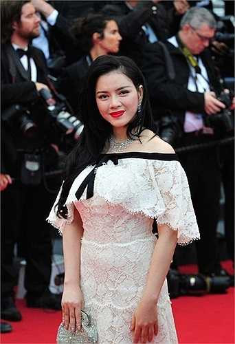 Xuất hiện trên thảm đỏ LHP Cannes 2013, Lý Nhã Kỳ không ngại chi 100.000 USD (hơn 2 tỷ đồng) cho bộ đầm ren màu trắng của thương hiệu Chanel. Ngoài ra, bộ trang sức kim cương, vàng trắng đi kèm cũng có giá lên đến 10 tỷ đồng.