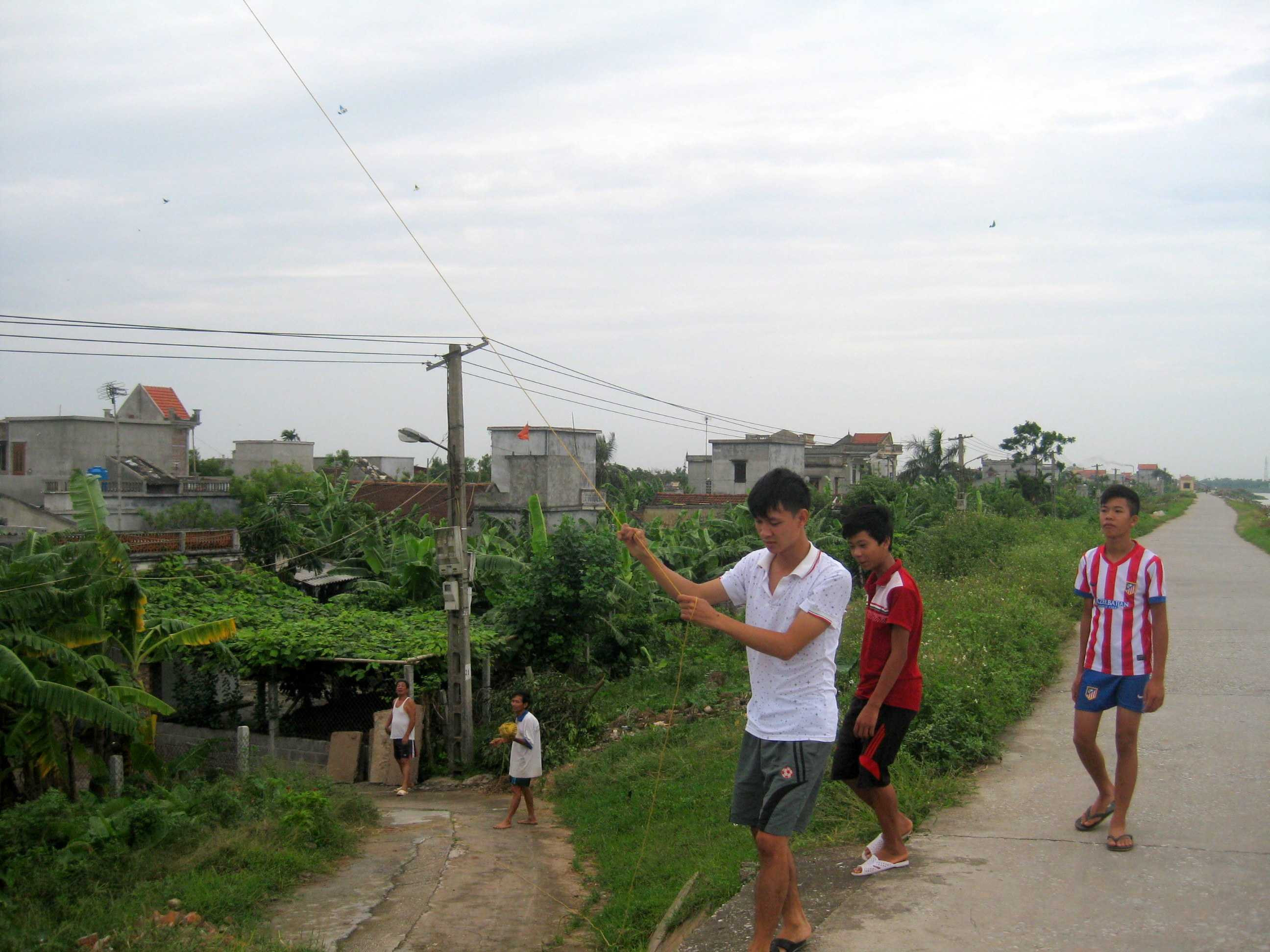 Người dân vô tư rủ nhau thả diều lúc bão đang đổ bộ