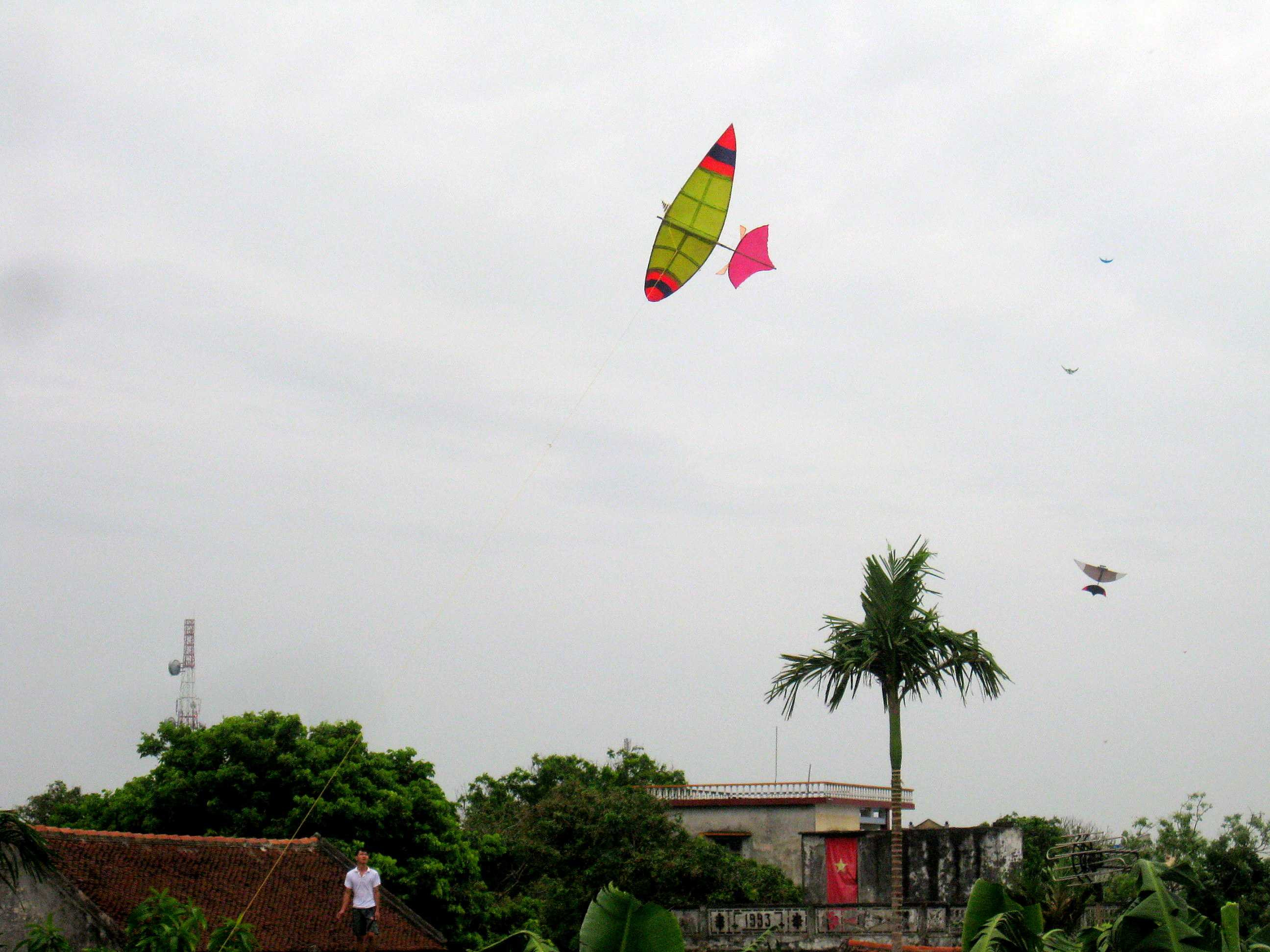 Mái nhà lúc bão đổ bộ cũng là “sân chơi” diều của người dân