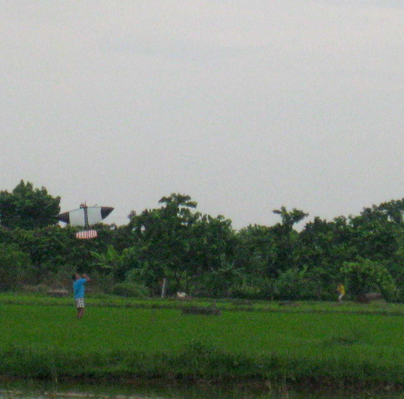 Khắp các cánh đồng đâu cũng thấy người dân thả diều