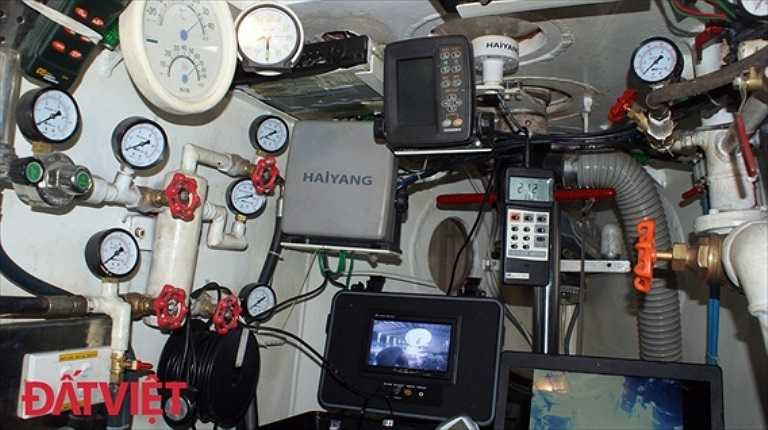 Các vị trí bên trong khoang lái đã được bố trí lại, bổ sung thêm nhiều trang thiết bị hiện đại để phục vụ việc quan sát. Ông Hòa chia sẻ: 'Trong lần thử nghiệm trước đó, khả năng quan sát của con tàu phải được tốt hơn, vì thế tôi đưa thêm vào nhiều thiết bị điện tử như radar, máy đo độ sâu, dò cá, quan sát chướng ngại vật…'