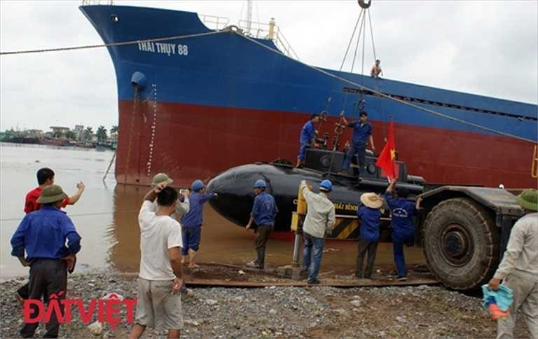 Trước đó, tàu ngầm Trường Sa trong ngày hạ thủy để thử nghiệm ở cửa biển Diêm Điền hôm 29/5 đã gặp sự cố khi va chạm với tàu viễn dương đang neo đậu tại cảng sửa chữa, khiến tàu ngầm mini bị hỏng hệ thống chân vịt. 