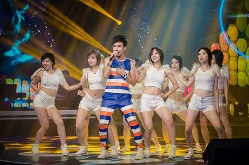 Lê Vũ Bình mở màn sôi động liveshow 3 Sao Mai điểm hẹn