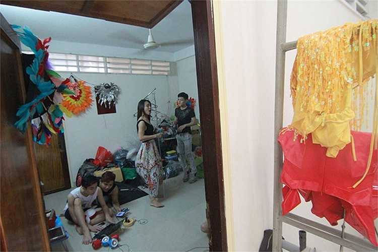 Để được làm một cô gái đúng nghĩa, Jessica từng phải chịu đựng nhiều nghiệt ngã đến từ chính gia đình. Cô từng tự tử, rồi bỏ học đi lang thang làm nhiều nghề như hát đám ma, đám cưới, phục vụ nhà hàng. Sau đó cô chọn đi học nghề trang điểm. Nhiều năm trong nghề này, cô được cộng đồng LGBT biết đến.