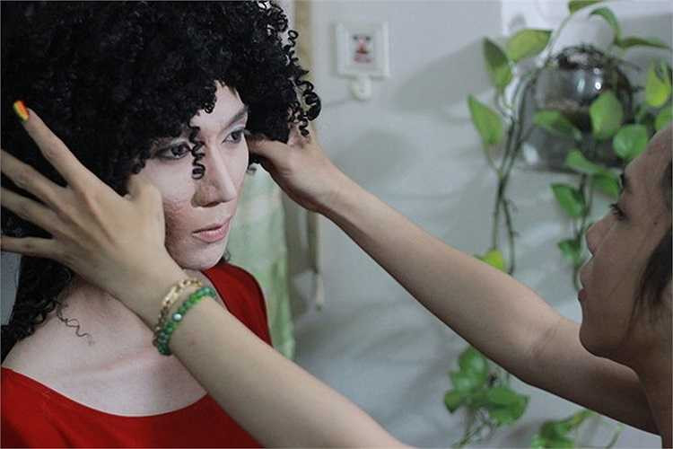 Thời gian trong ngày, Jessica sắp xếp để làm công việc trang điểm tại tiệm của mình. Cô cho biết: 'Sắp tới tôi sẽ kiếm mặt bằng rộng hơn để vừa làm trang điểm, dạy nghề này'.