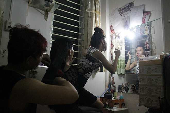 Buổi tối, trước khi cả nhóm nhạc chuẩn bị đi diễn, cô tự tay trang điểm cho mọi người. Công việc này mất khá nhiều thời gian, trung bình 2 tiếng.