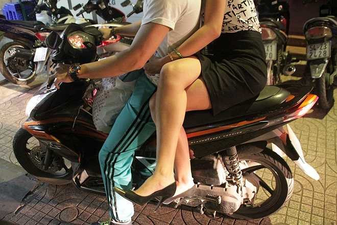 Trang điểm, mặc quần áo xong xuôi, Jessica và các cô gái chuyển giới khá nữ tính.