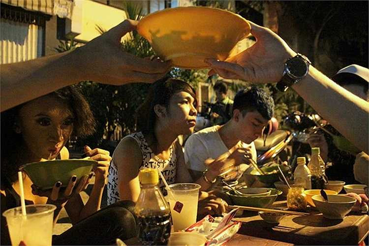Như thương lệ, xong công việc mỗi đêm, cô và nhóm bạn lại tìm đến ăn tối ở quán hủ tiếu rong quen thuộc trên đường Phan Văn Trị(Q.5).