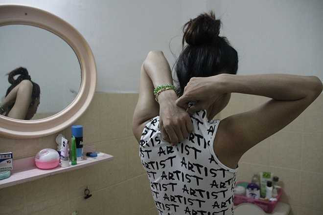 Hơn 1 giờ đêm, Jessica mới về tới nhà. Cô thay quần áo, tắm rửa. 