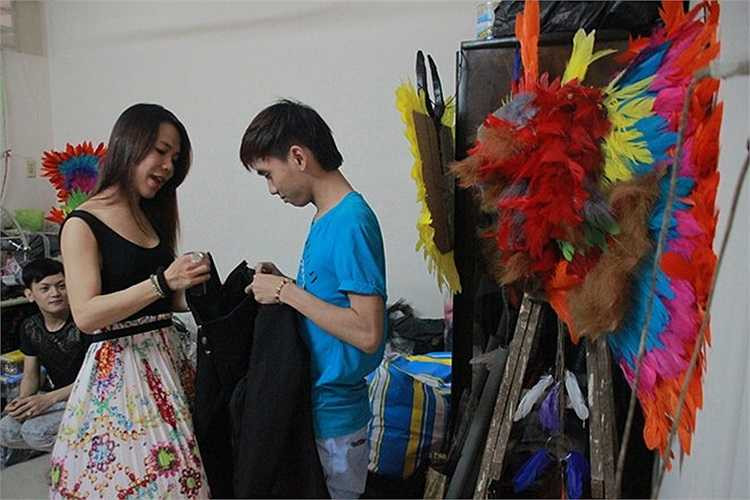 Jessica còn đi hát ở quán bar, nhà hàng. Đầu năm 2013, cô tự mở nhóm nhạc cho riêng mình mang tên J'band, tập hợp những người chuyển giới, đồng tính.