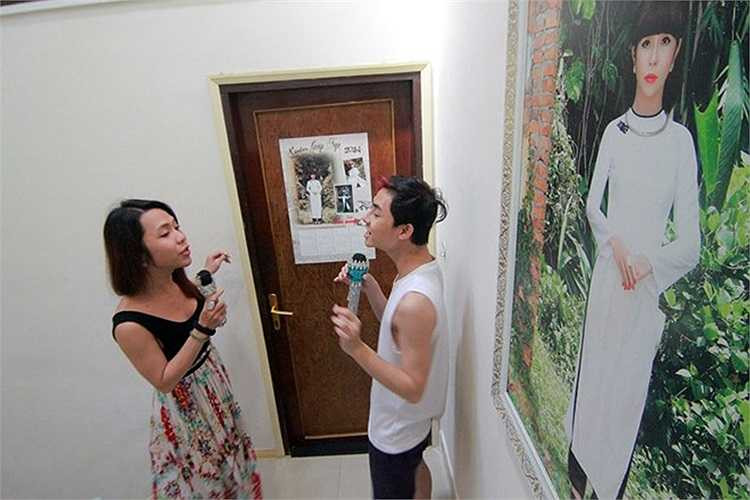 Nhóm khoảng 15 người, mỗi lần tập khuyển khoảng 4-5 người tại phòng rộng khoảng 20m2 của cô (Q.Bình Tân). Việc tập múa, hát thường diễn ra sau 12h, đó cũng là thời điểm Jessica bắt đầu công việc 1 ngày của mình.