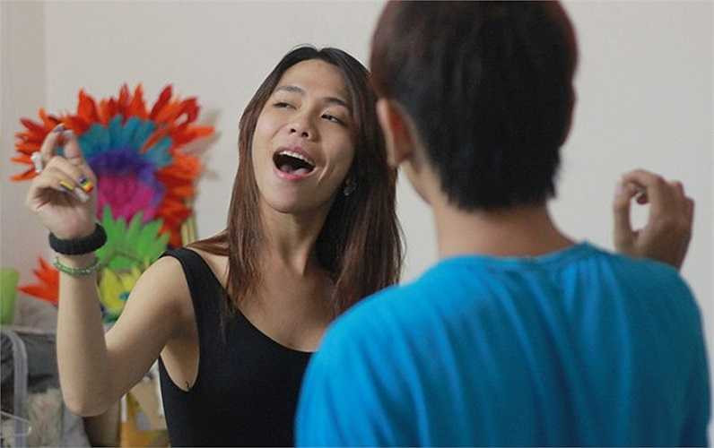 Có khi phòng ngổn ngang đồ, các thành viên ra bên ngoài hành lang tập múa, hát. Cô chia sẻ dự định sẽ thuê một địa điểm rộng hơn để tập luyện.