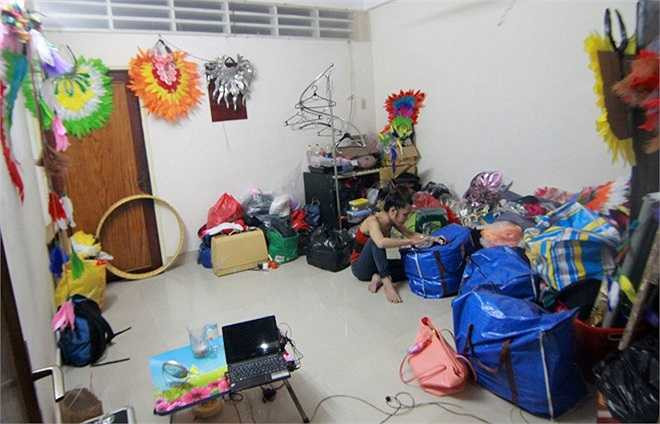 Tập luyện xong xuôi, các thành viên mới bắt đầu bữa ăn trưa khá muộn.