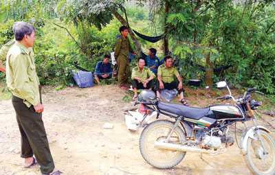 Mặc dù Hạt Kiểm lâm Hòa Vang tổ chức chốt chặn nhưng hàng trăm người dân vẫn cắt đường rừng đổ xô vào bãi vàng Khe Đương để khai thác.