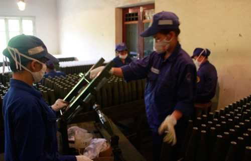 Công nhân nhà máy CNQP làm việc trong dây chuyền sản xuất đạn cối.