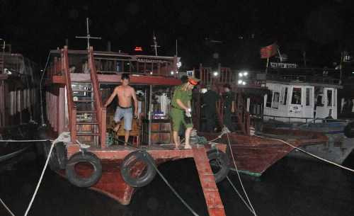 Cán bộ đồn biên phòng cùng công an huyện thức trắng đêm kiểm tra rà soát tàu thuyền tại khu trú ẩn ở cảng Cái Rồng