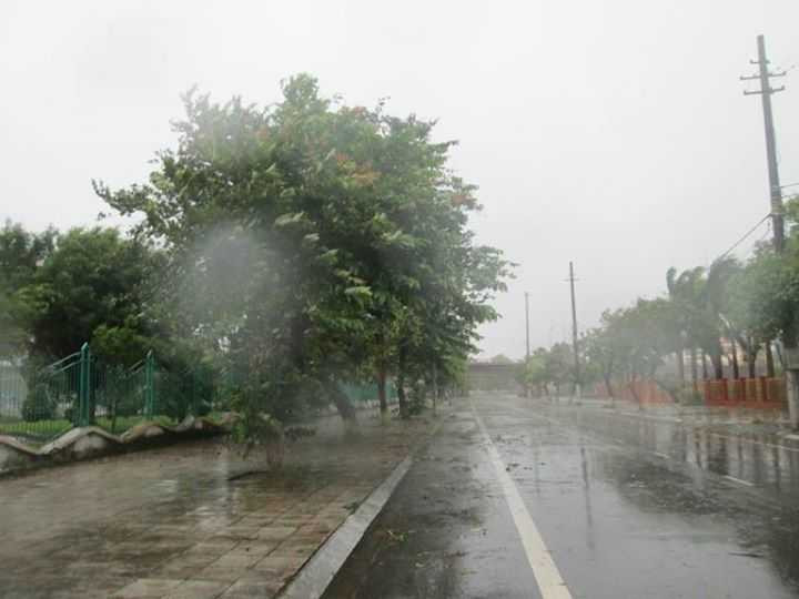 Video: Gió giật dữ dội khi Thần Sấm đổ bộ Quảng Ninh