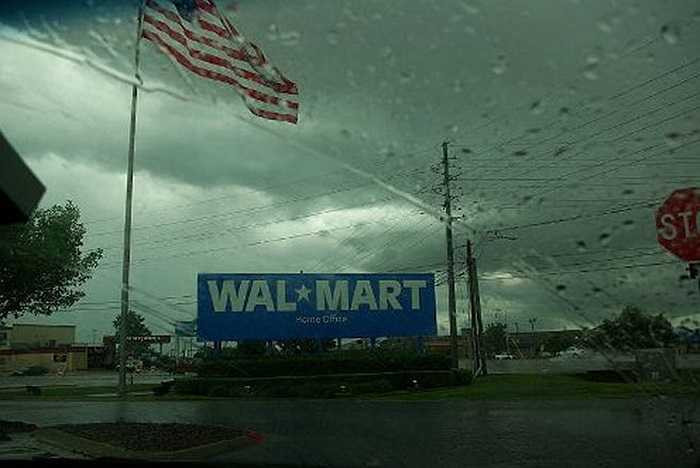 1. Wal-Mart Xếp hạng năm 2013: 2; Doanh thu 476,3 tỷ USD. Lợi nhuận: 16 tỷ USD. Lĩnh vực: Bán lẻ. Quốc gia: Mỹ