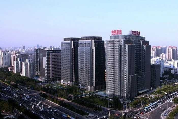 3. Tập đoàn Hóa chất và Dầu khí Trung Quốc (Sinopec). Xếp hạng năm 2013: 4; Doanh thu: 457,2 tỷ USD. Lợi nhuận: 8,9 tỷ USD. Lĩnh vực: Xăng dầu. Quốc gia: Trung Quốc