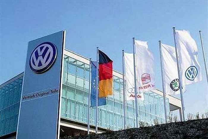 8. Volkswagen. Xếp hạng năm 2013: 9; Doanh thu: 261,5 tỷ USD. Lợi nhuận: 12,1 tỷ USD. Lĩnh vực: Ôtô. Quốc gia: Đức