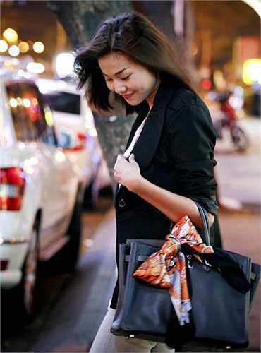 Khác với phần lớn các kiều nữ Việt, cô chọn những chiếc túi Hermes với tông màu trầm, cơ bản thay vì màu sắc rực rỡ