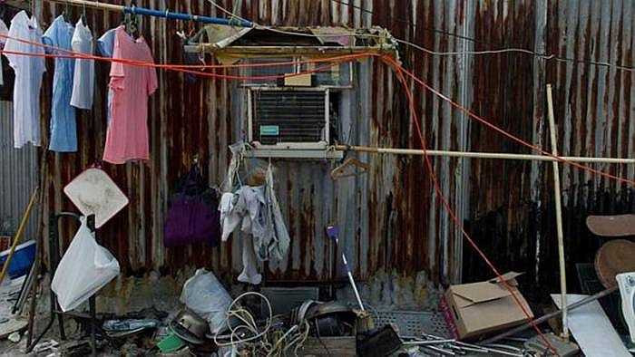 Quần áo được phơi bên ngoài một mảng tường bằng tôn của một ngôi nhà nằm ở tầng thượng một tòa nhà ở quận Sham Shui Po (Hồng Kông, Trung Quốc). Đây là nơi ở của những cư dân nghèo giữa một thành phố có giá thuê nhà đắt đỏ