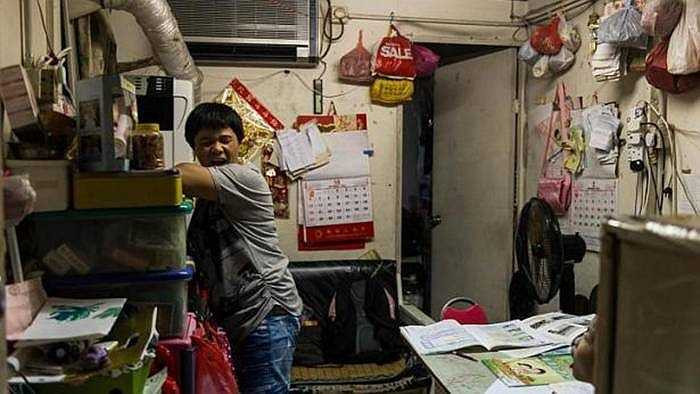 Nằm trên tầng thượng của các toà chung cư cũ, những ngôi nhà xiêu vẹo được xem như 'căn penthouse' nhưng không giân rất chật, vật liệu làm nhà mỏng manh khiến cho mùa hè thì ngột ngạt, mưa bão va đập vào nhau