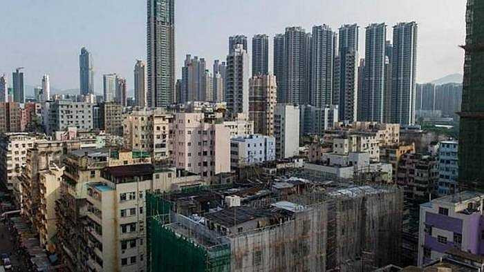 Từ trên cao, có thể thấy những căn nhà được dựng lên trên các tầng thượng của chung cư. Những căn nhà lụp xụp là nơi ở của những người không đủ tiền trả chi phí thuê nhà đắt đỏ ở Hồng Kông