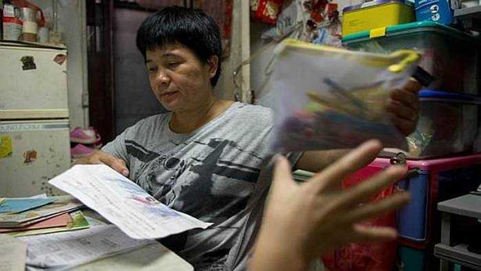 Nhưng, điều đáng lo nhất là khi có mưa to, gió lớn. Bà Su tâm sự với phóng viên AFP: 'Trong cơn bão, tôi sợ hãi lắm. Tôi lo mái nhà sẽ đổ bởi vì cảm nhận được các bức tường rung lên'. 