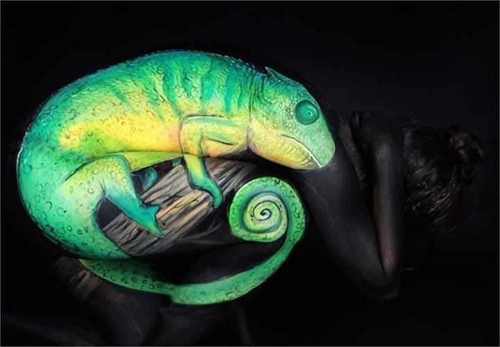 Tạo hình ấn tượng trong bộ sưu tập của cô.