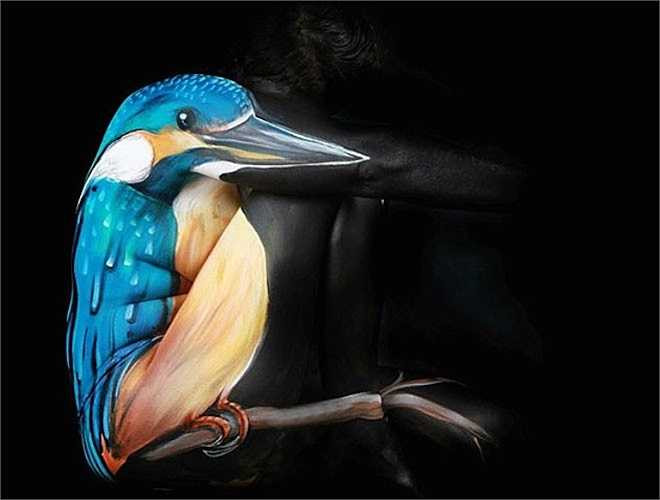 Chú chim ẩn mình trong cơ thể của một cô gái.