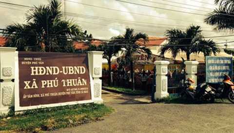 chủ tịch xã Thuận Phú, cưới con gái, tại trụ sở UBND xã 
