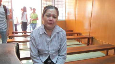  Quá bế tắc cùng quẫn, bị cáo Hoa đã mua xăng tưới lên mình và hàng xóm đòi đốt.