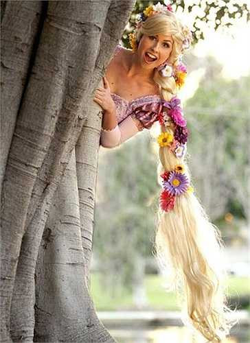 Traci còn ghi điểm trong mắt người hâm mô khi cô luôn tươi cười, dành nhiều thời gian nói chuyện và chụp ảnh cùng mọi người. Gần đây, hit Love is an open door trong phim Frozen nổi tiếng được cô thể hiện lại qua nhân vật Ana đã hút gần 5 triệu lượt xem trên Youtube.