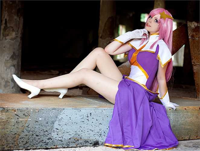 Do có niềm đam mê bất tận với anime và manga nên hàng năm cô đều thực hiện nhiều bộ ảnh coslay khác nhau. Ước mơ của cô là có thể hoá thân thành tất cả các nhân vật Nhật Bản.