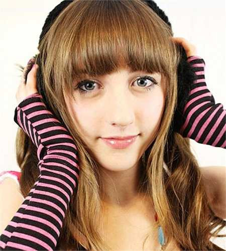 Beckii (19 tuổi), sinh ra và lớn lên tại Anh. Cô có niềm đam mê đặc biệt với thời trang và văn hoá Nhật Bản. Beckii đến nay đã hoá thân thành rất nhiều nhân vật hoạt hình khác nhau. Thậm chí, hàng ngày khi ra đường, cô cũng luôn xuất hiện với vẻ ngoài dễ thương theo phong cách Nhật như mặc đồ hình thuỷ thủ, trang phục lolita...