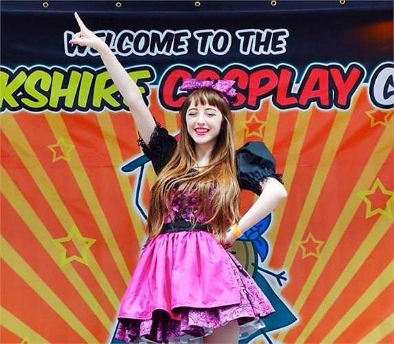 Mặc dù là người Anh, nhưng nhờ những hoạt động tích cực của mình nên nữ sinh hiện khá nổi tiếng trong cộng đồng mạng châu Á, nhất là ở Nhật Bản. Sau khi được nhiều người biết đến, Beckii đã phát hành sách ảnh, một vài đĩa đơn và tập trung phần lớn thời gian cho nghề người mẫu, làm các video liên quan đến thời trang, âm nhạc Nhật.