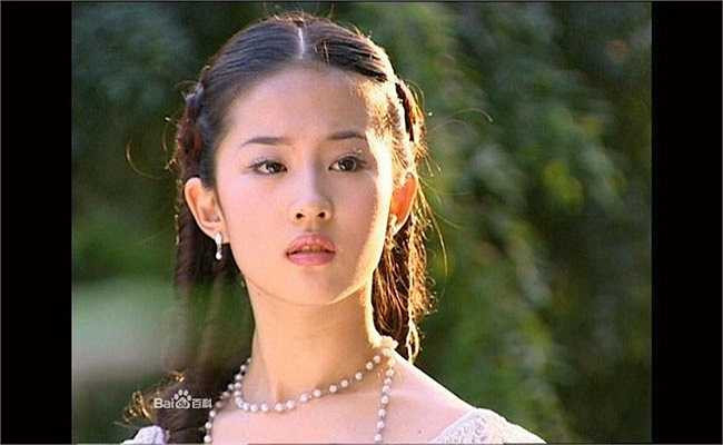 Vẻ đẹp của Lưu Diệc Phi tuổi 15 khiến đạo diễn Lưu Quốc Quyền ngay lập tức bị mê hoặc và nhận Diệc Phi cho vai diễn phụ Bạch Tú Châu trong Gia Tộc Kim Phấn.