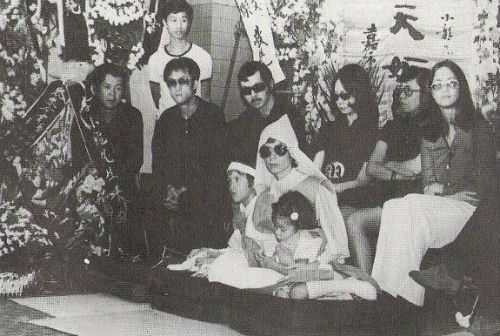 Vợ Lý Tiểu Long - Linda Lee cùng hai con trong tang lễ của chồng.