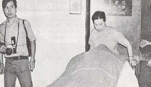 Thi hài Lý Tiểu Long được đưa tới nhà tang lễ ở Hồng Kông.