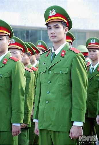 Chính vì vậy, anh chàng từng có được rất nhiều hợp đồng quảng cáo và lời mời đóng phim, kịch.