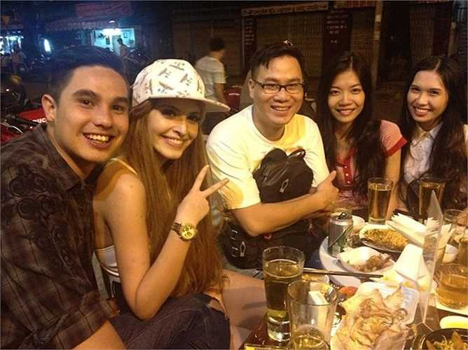 Mới đây, anh cũng đã bị bắt gặp đi chơi riêng với Andrea khiến vợ phiền lòng.Sau sự việc, Quỳnh Trâm chia sẻ về nỗi buồn của mình: 'Thôi cứ cười để che giấu sự vỡ vụn bên trong và cả sự yếu đuối của một người phụ nữ! Giờ mới thấm nhừ câu 'phụ nữ lấy chồng, thông minh, xinh đẹp không bằng may mắn'.'