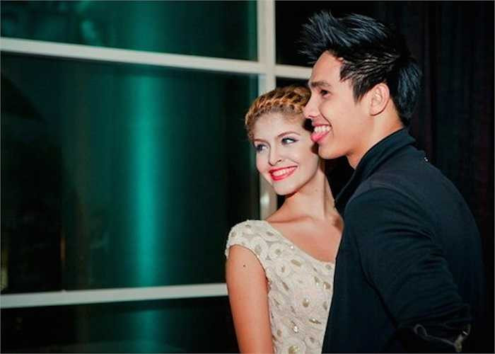 Hai người xuất hiện cùng nhau mọi lúc mọi nơi và luôn tỏ ra rất tình cảm.