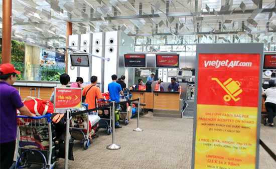 Hành khách làm thủ tục máy bay