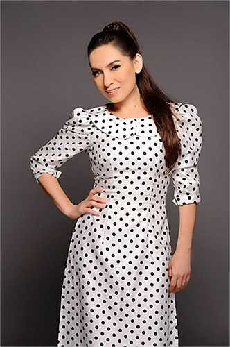 Phi Nhung hát đám cưới 100 triệu đồng: Ít khi đi hát đám cưới, nhưng Phi Nhung cho biết nếu đã nhận lời thì cũng không bao giờ hét giá trên trời: 'Bình thường đi hát được trả khoảng 3.000 USD, đám cưới trả cao hơn một chút là vào khoảng 4.000 - 5.000 USD (dao động trong khoảng 100 triệu đồng). Việc tiền bạc em trai quản lý nên tôi không có con số chính xác'.