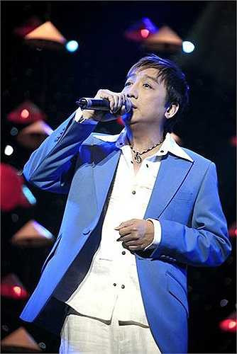 Trường Vũ đi hát với mức cát-xê 140 triệu đồng: Sinh và lớn lên tại Bạc Liêu, sau đó, nam ca sĩ định cư tại Mỹ. Với chất giọng 'man mác buồn', Trường Vũ đã chiếm được tình cảm lớn của người hâm mộ. Những ca khúc nổi tiếng tạo lên tên tuổi của anh là Liên khúc nghèo, Vòng nhẫn cưới, Rừng lá tay chưa, Người giàu cũng khóc... Để mời được Trường Vũ hát, nhà tổ chức phải chi 140 triệu đồng mỗi show. (Theo Zing)